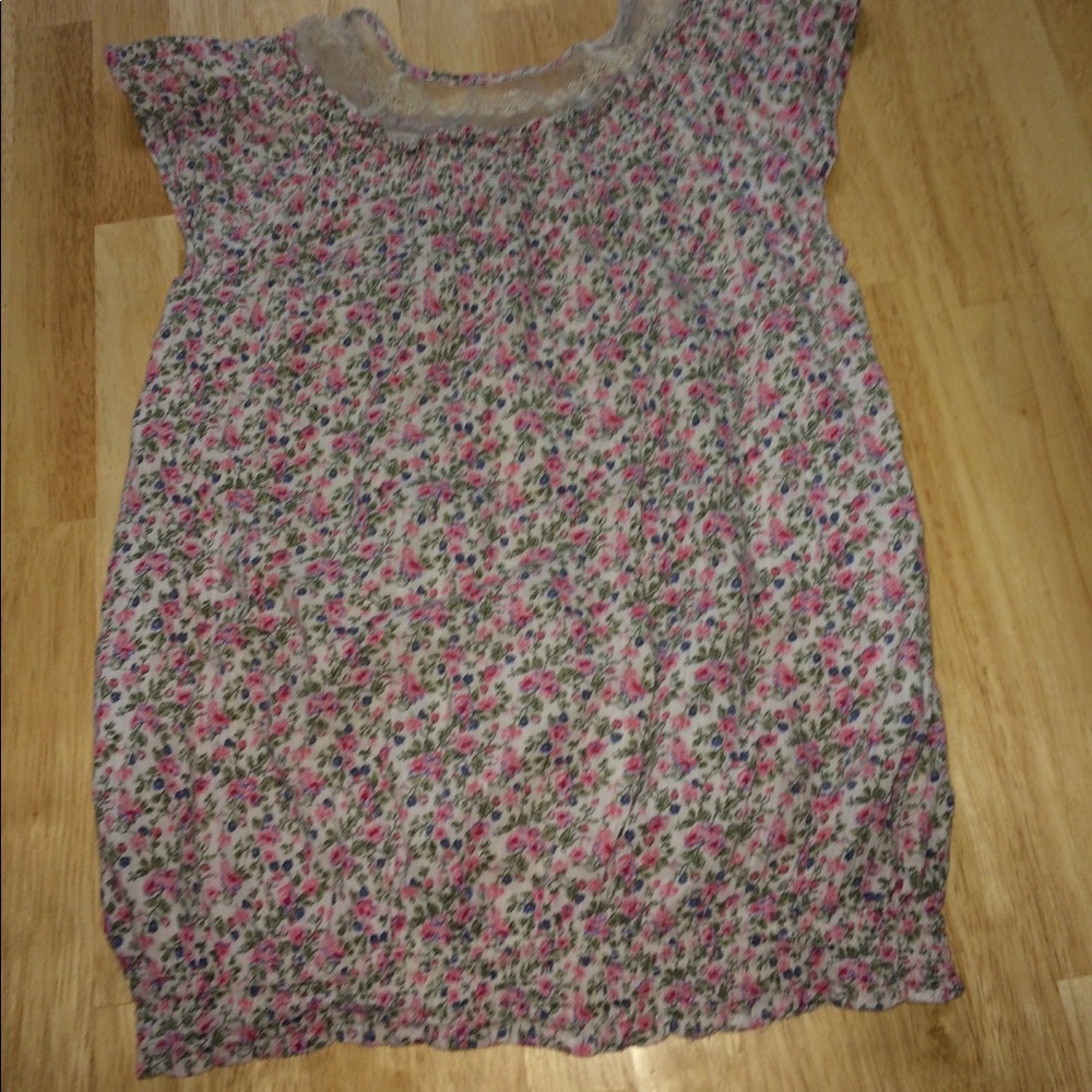 Short sleeve shirt .